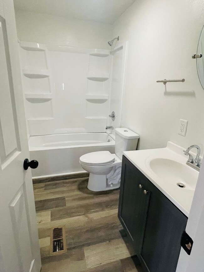 Building Photo - Single family house available!