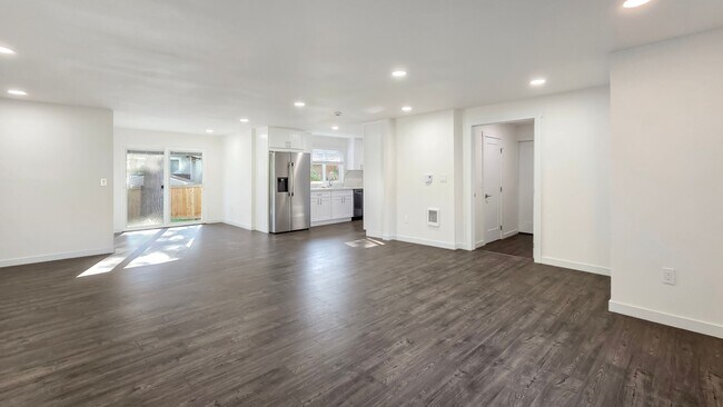 Foto del edificio - Updated Rambler in Prime Kirkland Location
