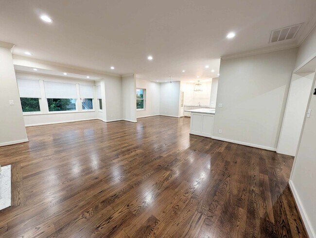 Foto del edificio - Luxury Nichols Hills Condo