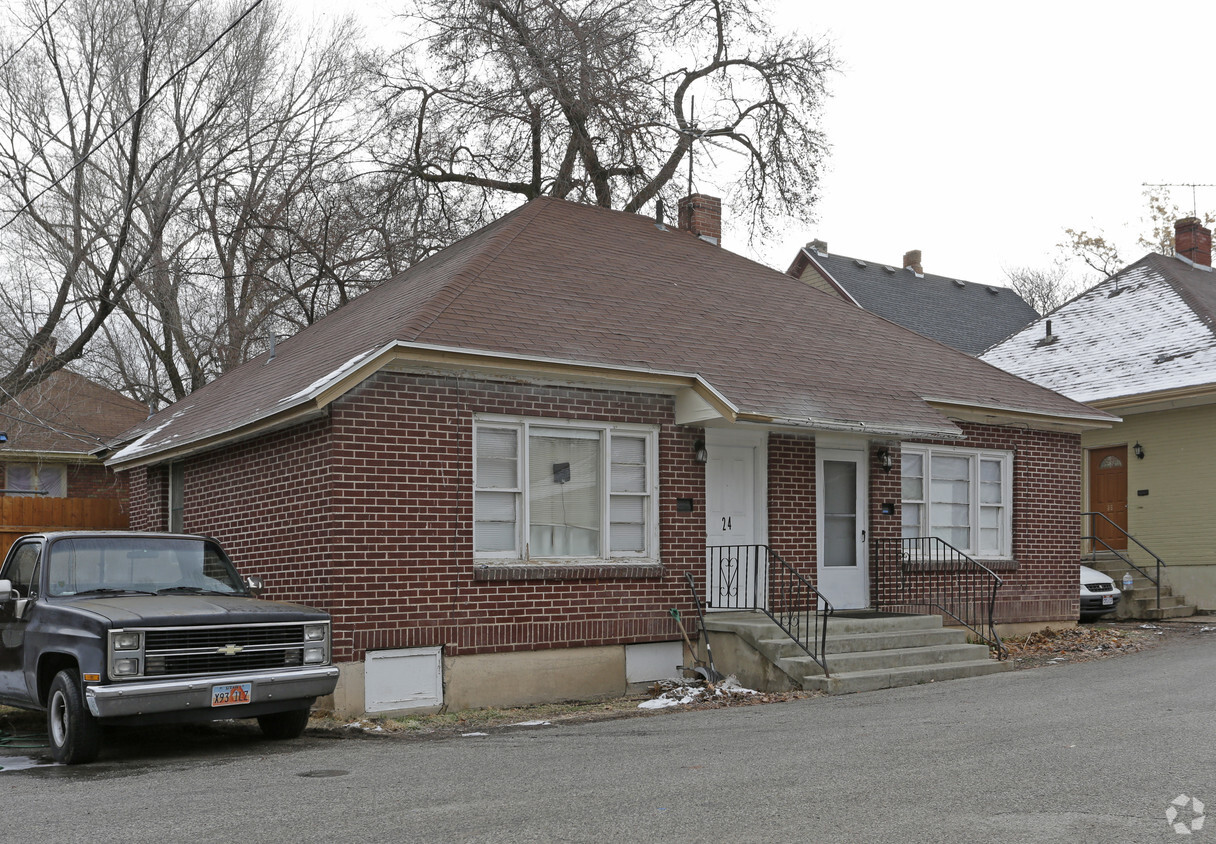 Primary Photo - Charlesworth Apartments