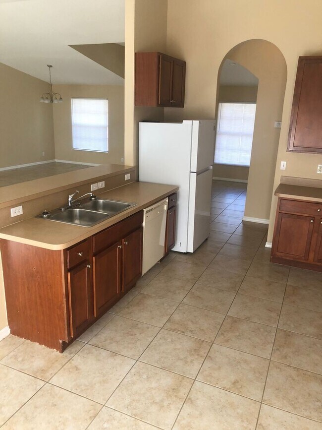 Foto del edificio - LARGE 3 BDRM 2 BATH HOME AVAILBLE NOW.  AS...