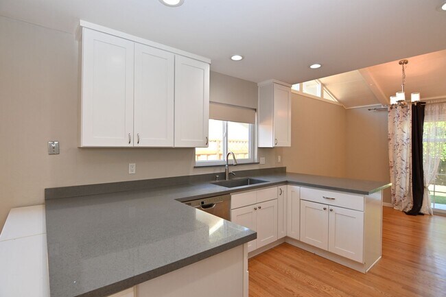 Foto del edificio - Updated Sunnyvale Beauty, 3/2 with AC