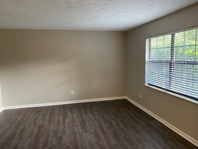 Building Photo - Gorgeous 3 bedroom 2.5 bath home in Farrag...
