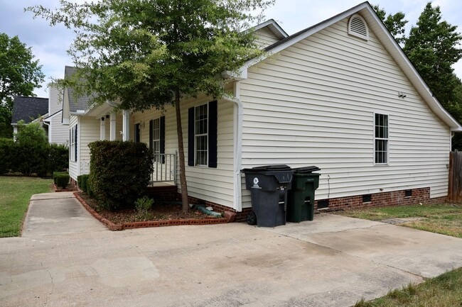 Building Photo - 903 Delham Rd
