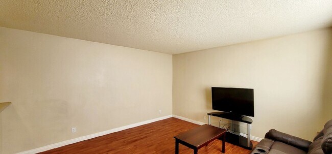 Foto del edificio - 4248 Tara Ave Unit 1 - 902 SQFT 2 Bed 1 Bath