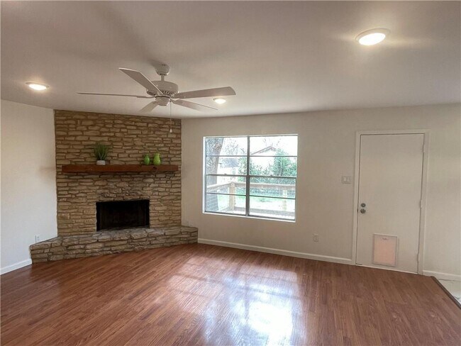 Foto del edificio - 1911 Heathwood Cir