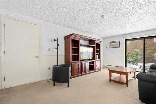 Foto del edificio - 318 Codman Hill Rd