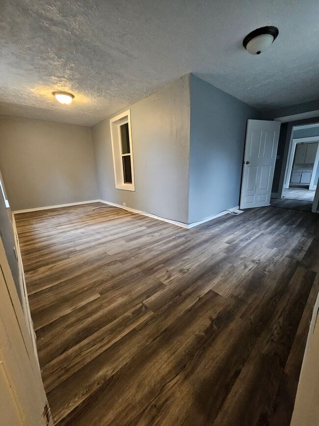 Building Photo - Lower 3 bedroom unit