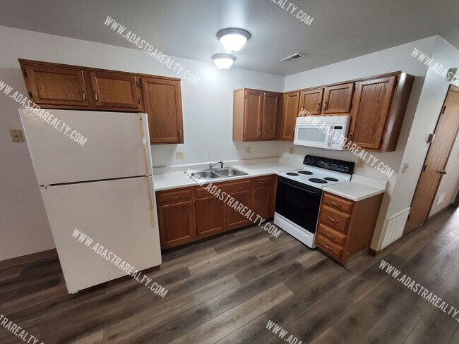 Foto del edificio - Affordable 2 Bedroom/2 Bath in Raymore-Available in MAY!!