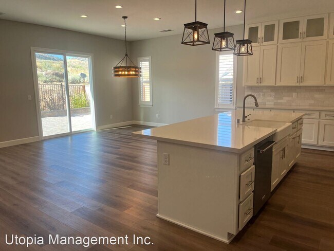 Building Photo - 4 br, 3.5 bath House - 293 Commodore Drive