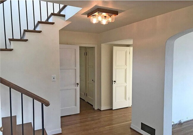 Building Photo - Magnolia Old World Charm with 180' views o...