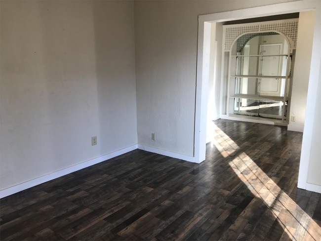 Foto del edificio - 1300 N Blackwelder Ave