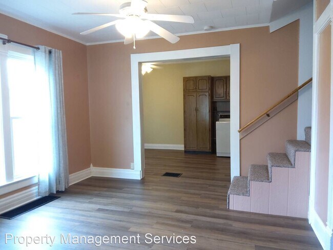 Building Photo - 3 br, 1 bath House - 512 E Douglas St