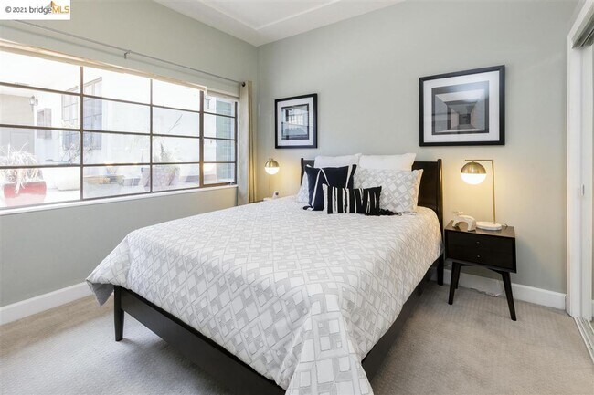 Foto del edificio - Beautiful Light-Filled 2BR/1BA Condo – Ste...