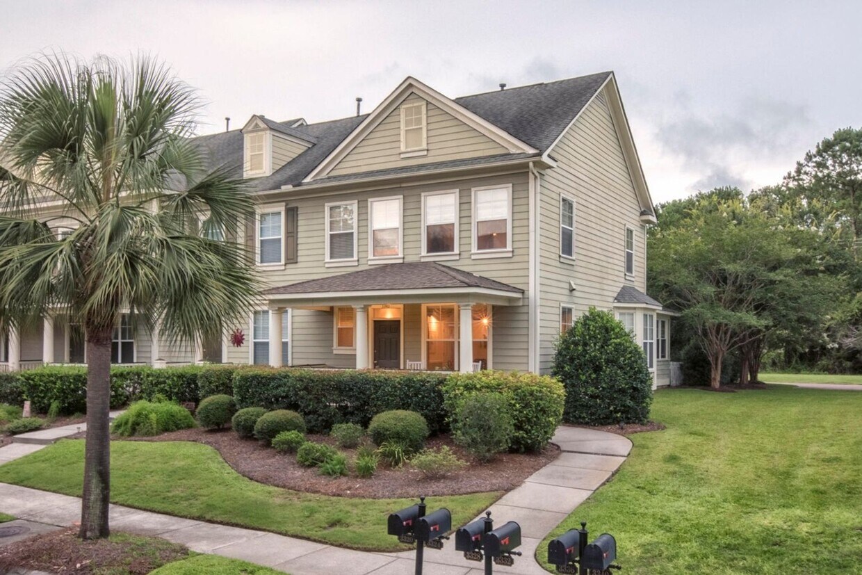 Primary Photo - Fully Furnished: Stunning 3 - Bedroom 2.5 ...