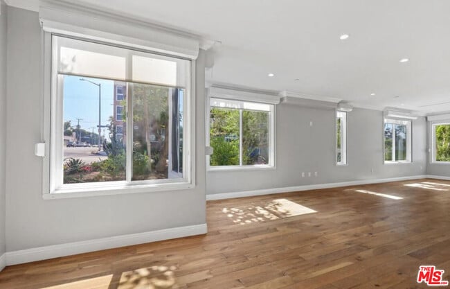 Foto del edificio - 1283 Havenhurst Dr