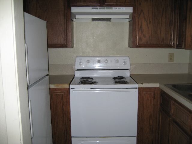 Kitchen - 107 E Cardinal St