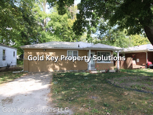 Building Photo - 3 br, 1 bath House - 2620 E 6th St