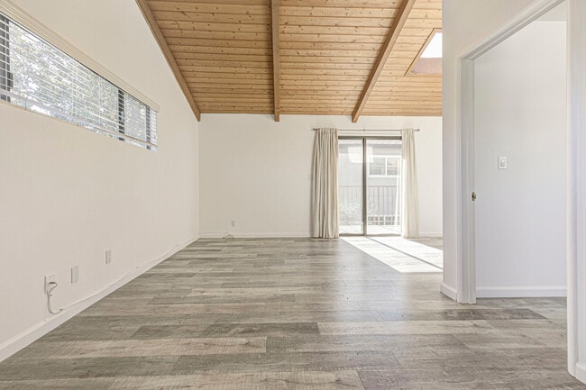 Building Photo - 6011 Bellaire Ave