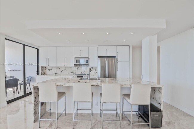 Building Photo - 2555 Collins Ave