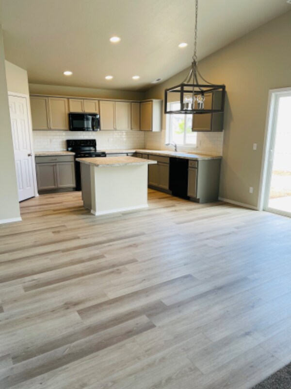 Building Photo - 2742 W Balboa Dr