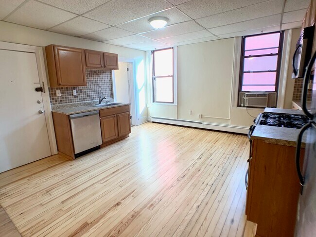 Building Photo - 329 Grand St