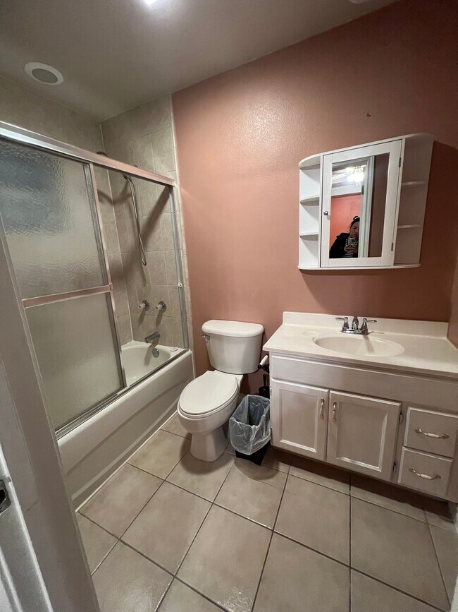 Bathroom master room - 8416 Springfield Ave