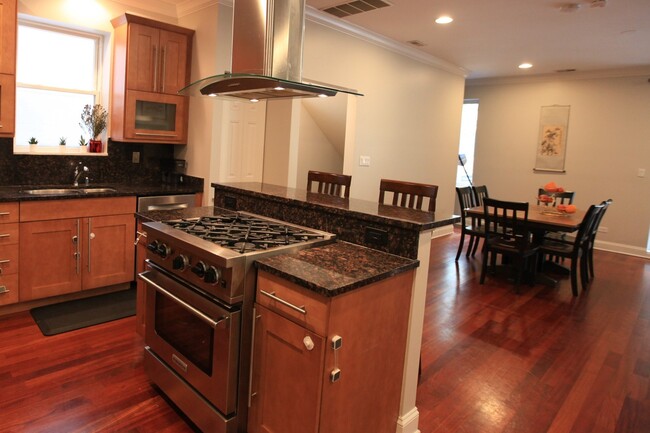 Foto del edificio - 2424 N Southport Ave