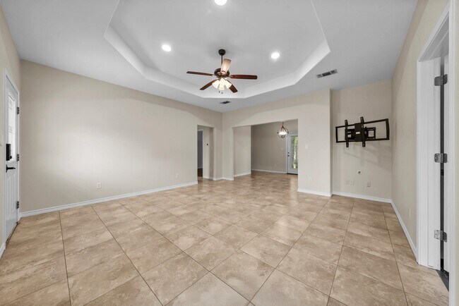 Building Photo - 136 W Maple Dr