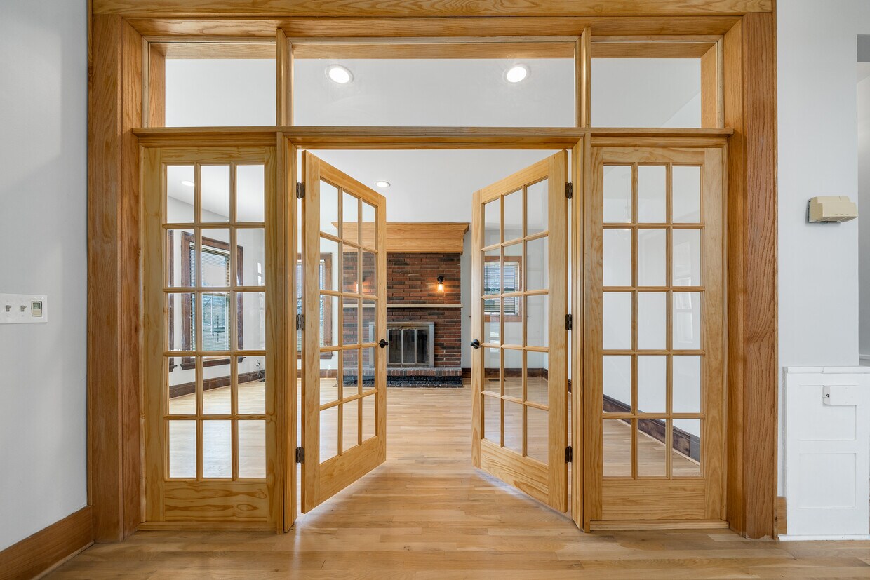 Entrance to living room - 640 E Grand Blvd