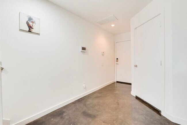 Foto del edificio - Immaculate 2-Story Urban Loft Townhome wit...