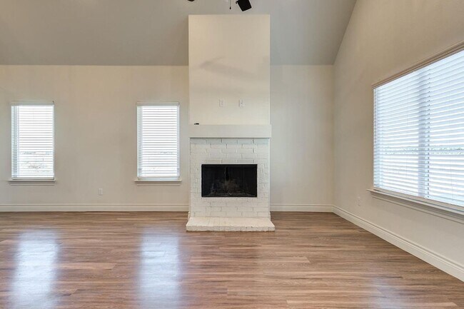 Building Photo - Available Now! Signature Homes by Clearvie...