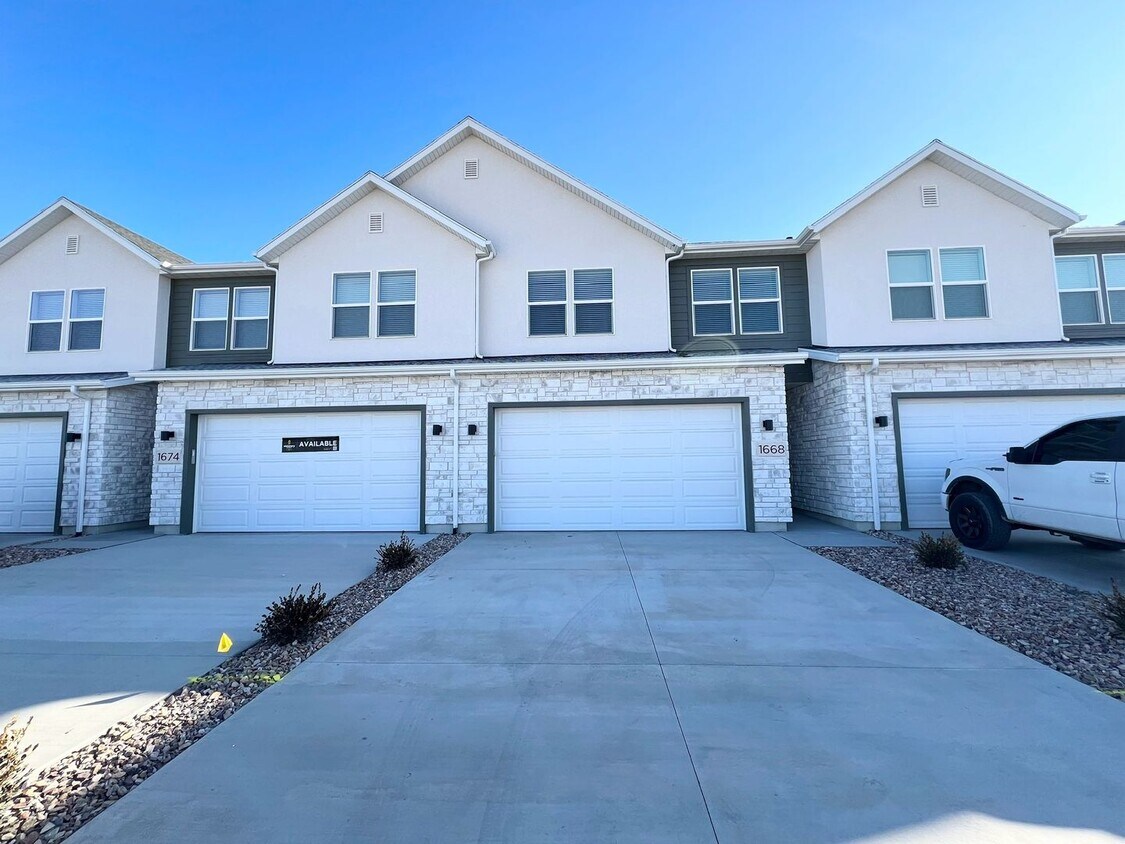 Foto principal - 3 Bed/2.5 Bath Townhome in Salem!
