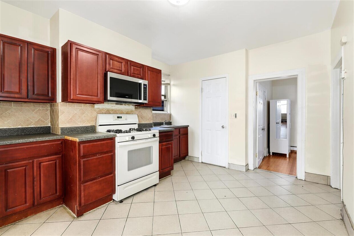 Primary Photo - 204 Zabriskie St
