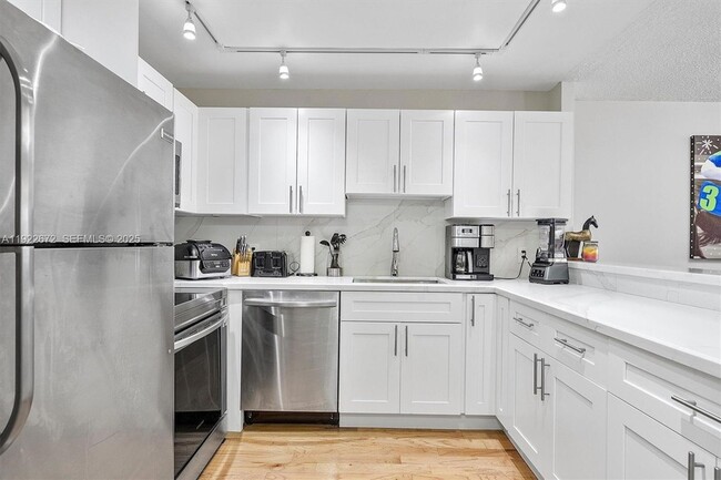 Building Photo - 600 Parkview Dr