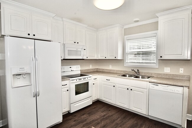 Building Photo - 247 Mikado Dr