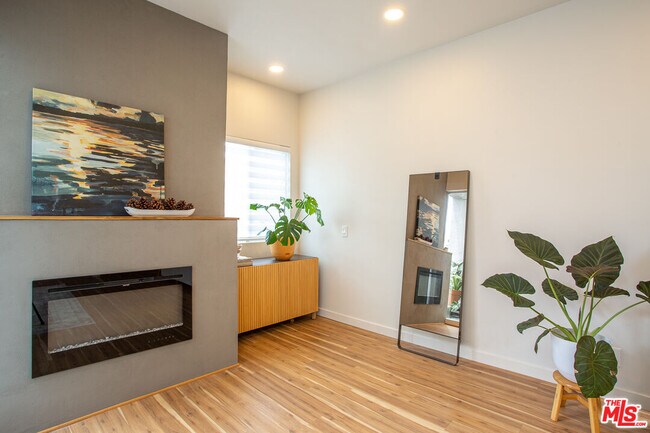 Building Photo - 1617 S Beverly Glen Blvd