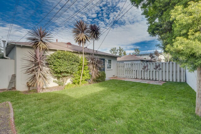 Building Photo - Culver Bungalows