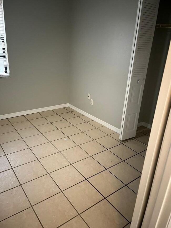 Building Photo - Move-In Ready 2BR/2BA Home with Modern Upd...