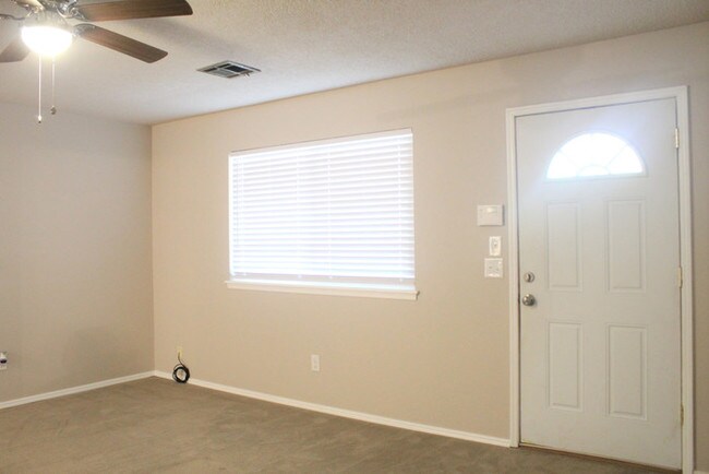 Building Photo - 629 Lotus Ave
