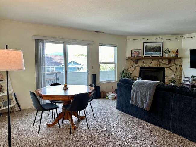 Building Photo - Downtown 2 Bedroom 1 Bath Duplex available...