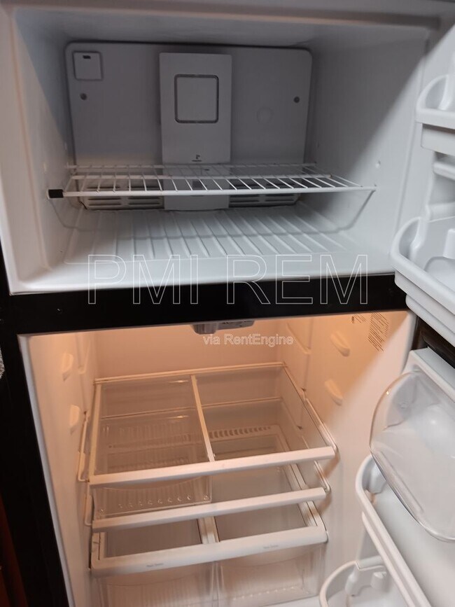 Foto del edificio - 16025 Van Aken Blvd