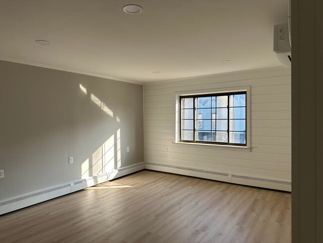 Building Photo - 137 N Center St