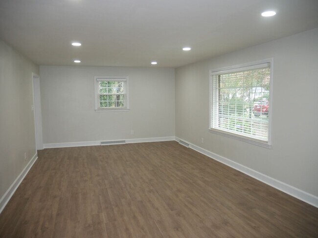 Foto del edificio - 2443 Greenwich Rd