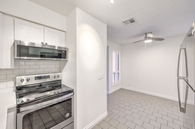 Building Photo - Desert Shores|Las Vegas 1 bedroom condo fo...