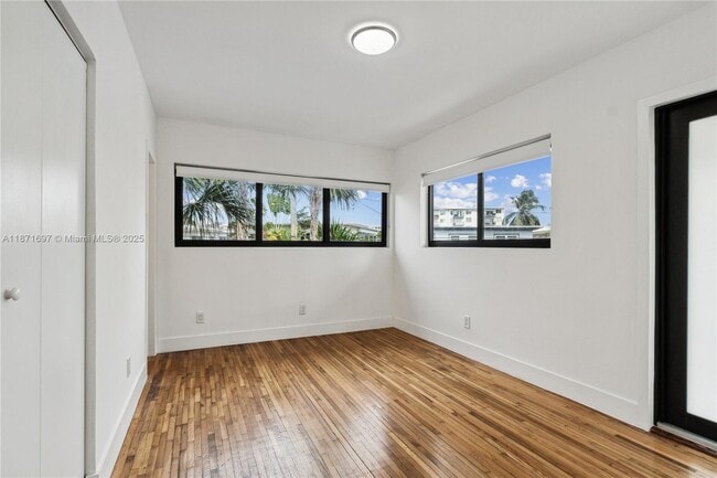 Foto del edificio - 8020 Crespi Blvd