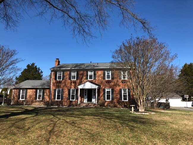 Building Photo - Charming Meadowbrook Colonial