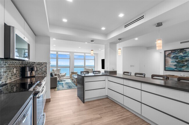 Building Photo - 5055 Collins Ave