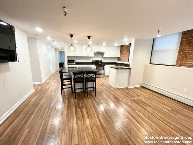 Foto del edificio - 9/1/25 Huge 4BR/2BA on edge of Northeastern/Berklee campuses