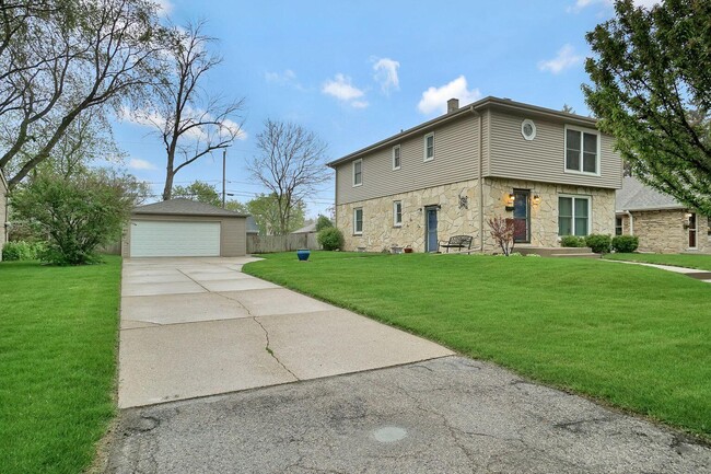 Building Photo - 1123 W Kendall Ave